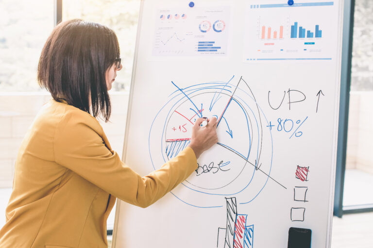 🎯 Strategic Software Outsourcing in 2025 A graphic representation of money balancing against specialized expertise on a scale, symbolizing improved financial flexibility and risk reduction through outsourcing.